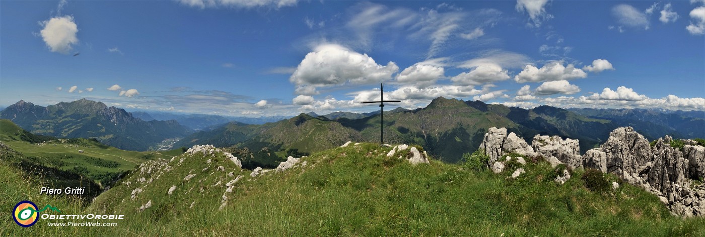 66 Alla croce di vetta della Corna Grande (2089 m) vista panoramica dalla Grigne al Tre Signori e oltre.jpg